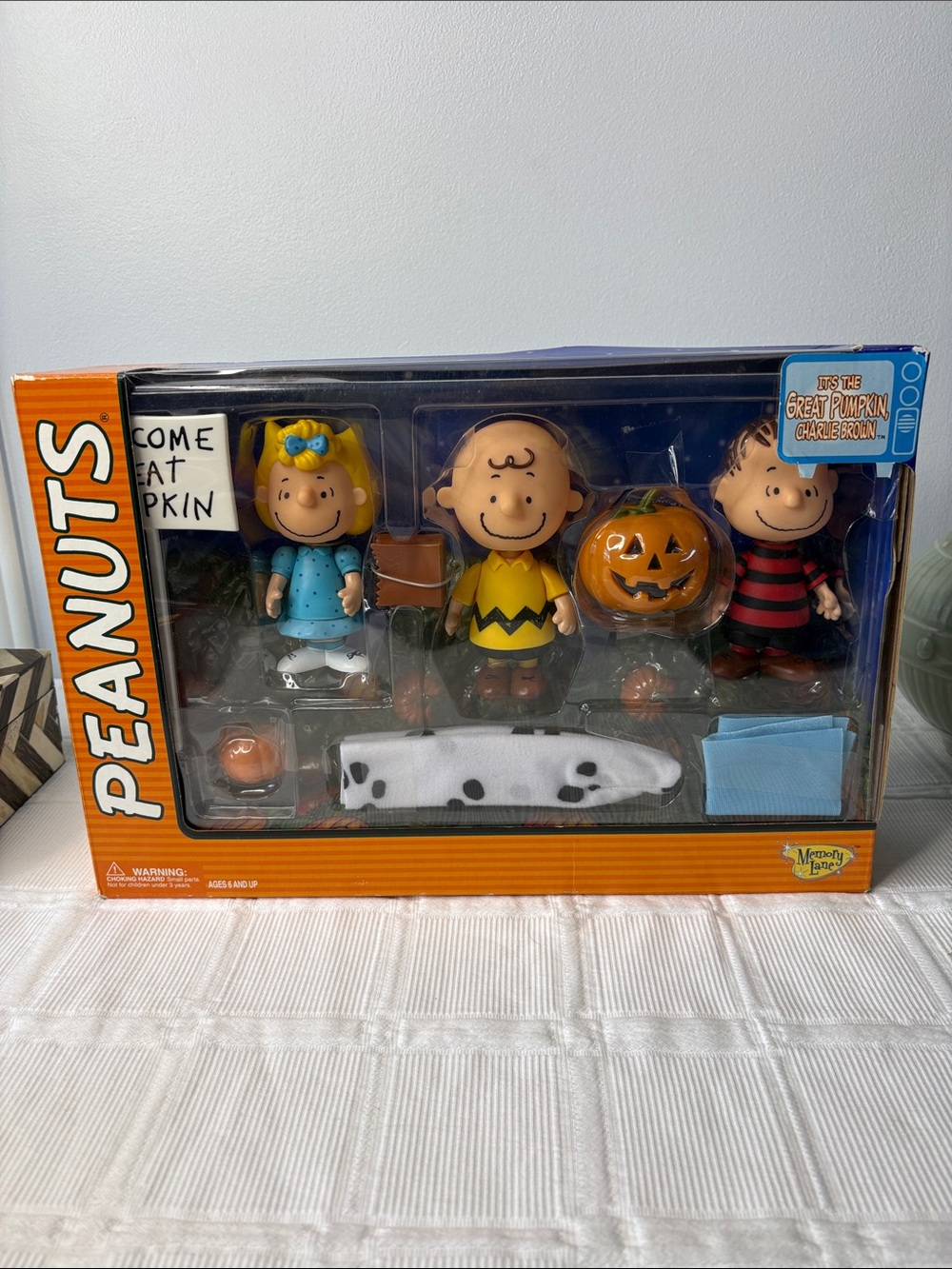 Vintage Great Pumpkin Charlie Brown Peanuts Memory Lane Figurine Collection 2002